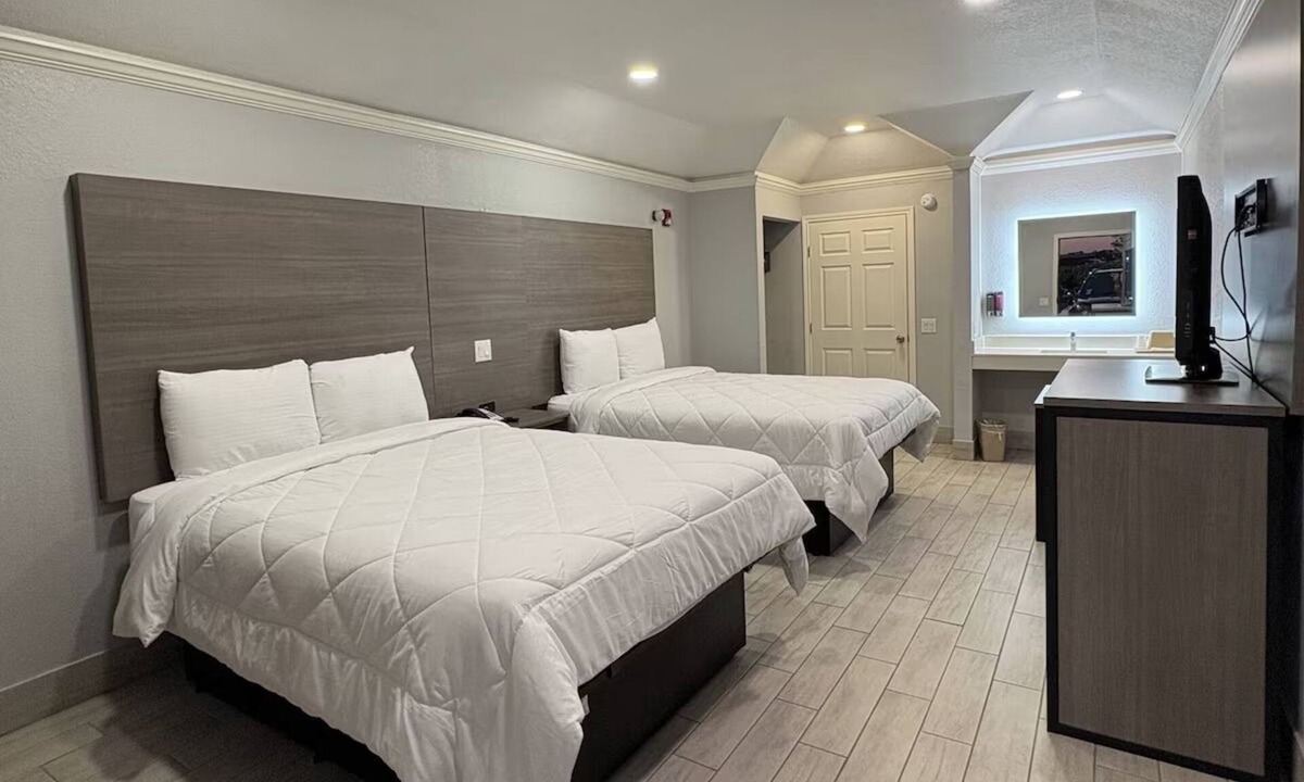 Houston Hotel | Modern Stay w/Free Parking | Willowbrook Mall – 1.5 miles away