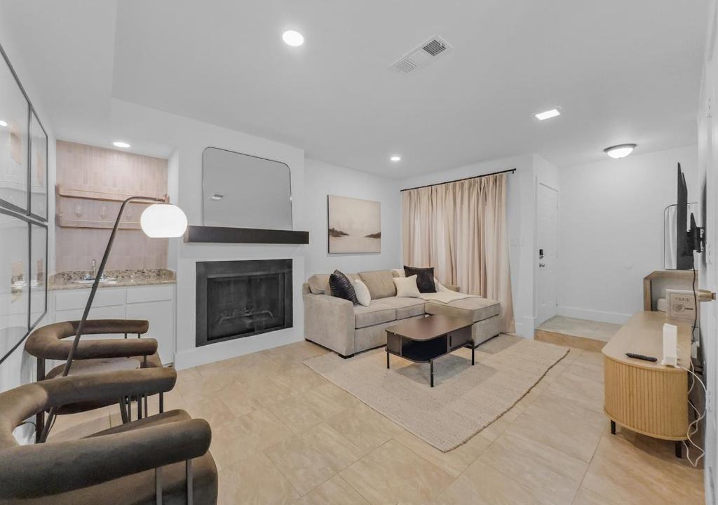 West Arlington House | Modern & Stylish Arlington Home Near AT&T Stadium