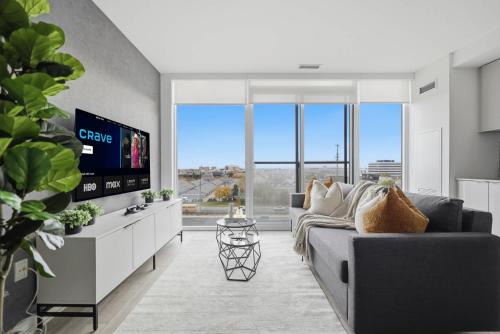 The Queensway Apartment | Modern Suite Panoramic Views Parking