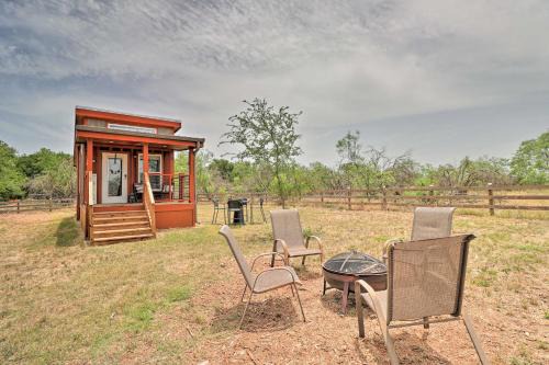Milam County House | Modern ‘Sunset Cabin’ w/Wood Fire Pit!