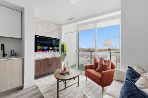 The Queensway Apartment | Modern West Getaway 2BR Condo with Free Parking