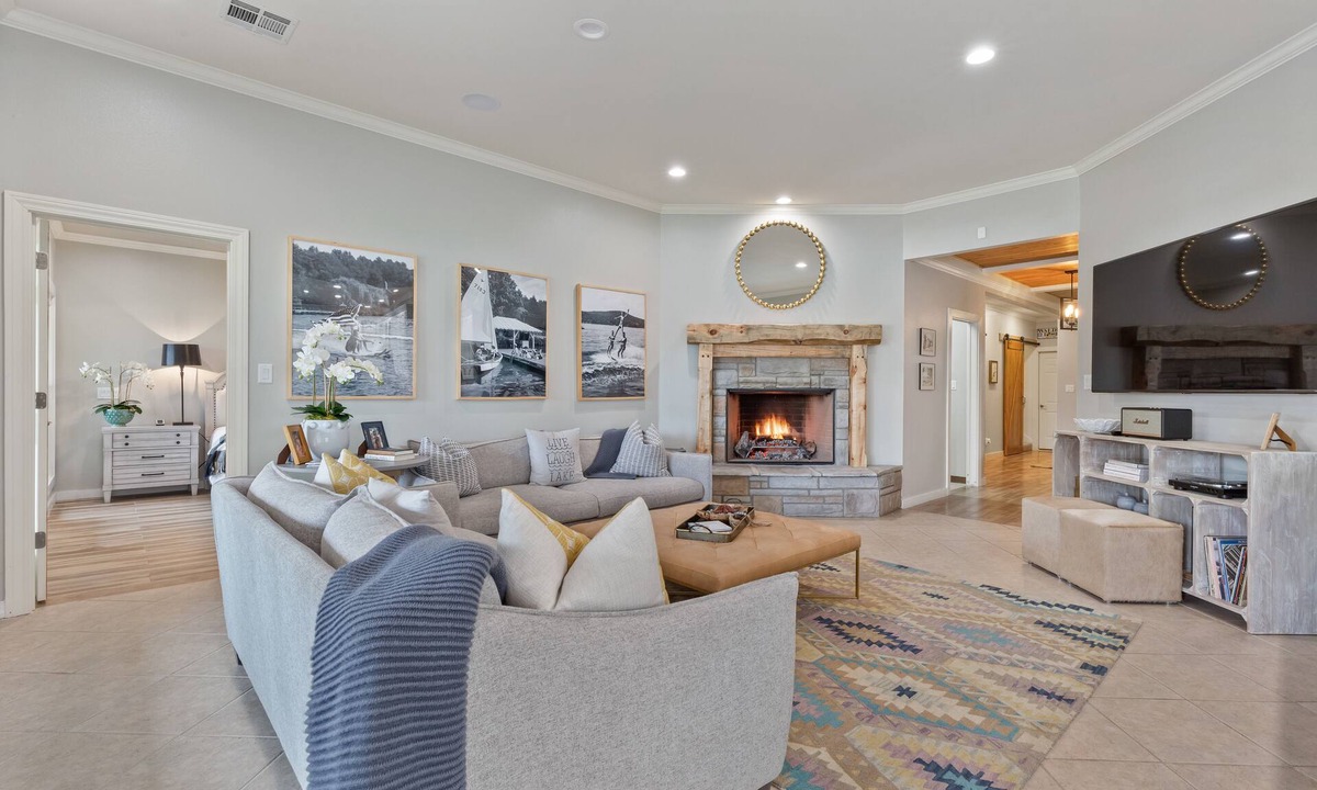 Afton House | #MonkeyIslandHideaway - Stylish lake front home on Grand Lake, OK!