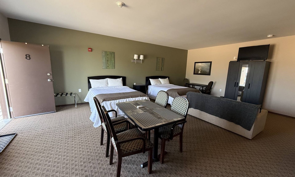 Moosehorn Hotel | Moosehorn Motor Hotel