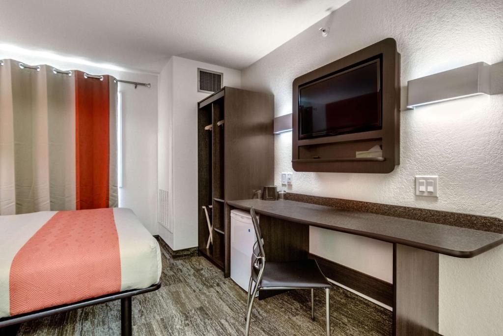 North Industrial Hotel | Motel 6-Saskatoon, SK