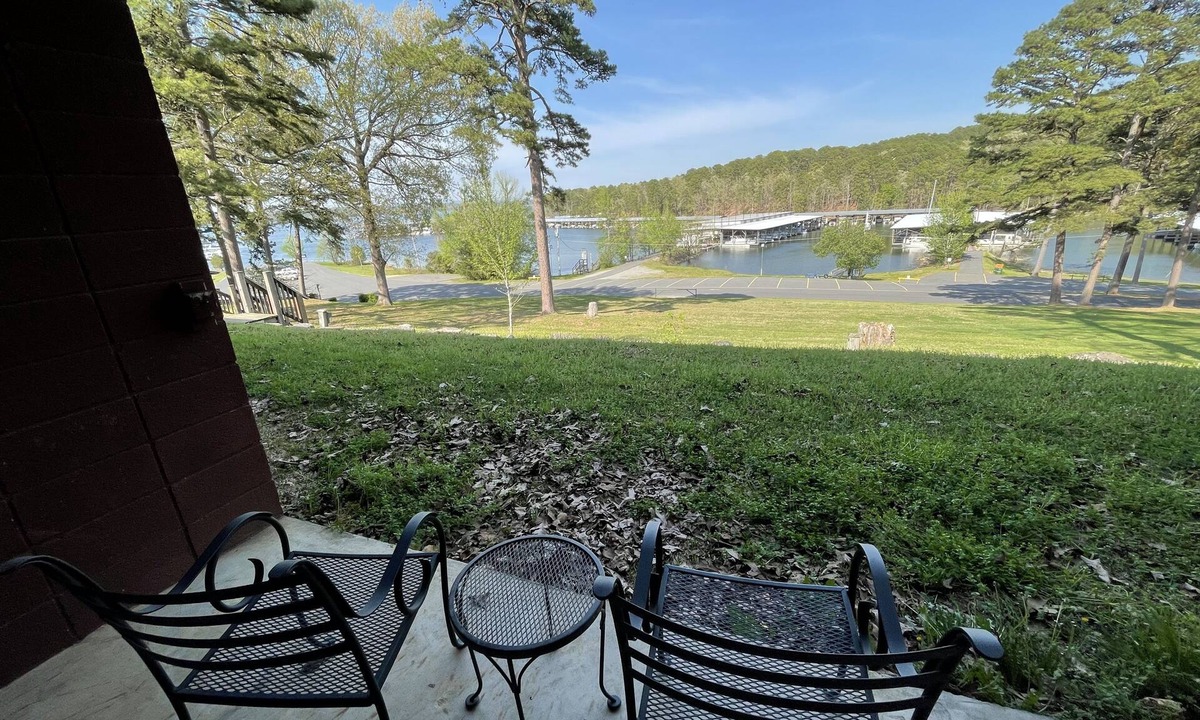 Mount Ida Hotel | Mountain Harbor Queen Guest Room on Lake Ouachita by RedAwning