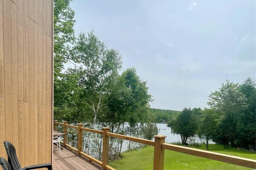 Mulgrave-et-Derry Cottage | Mountainside Lakefront Cottage/Home