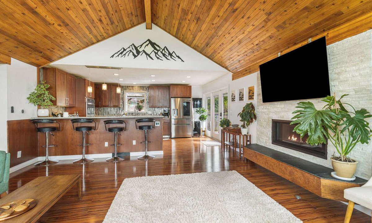 Hillside East House | Mountainside Views from the Front Range Chalet