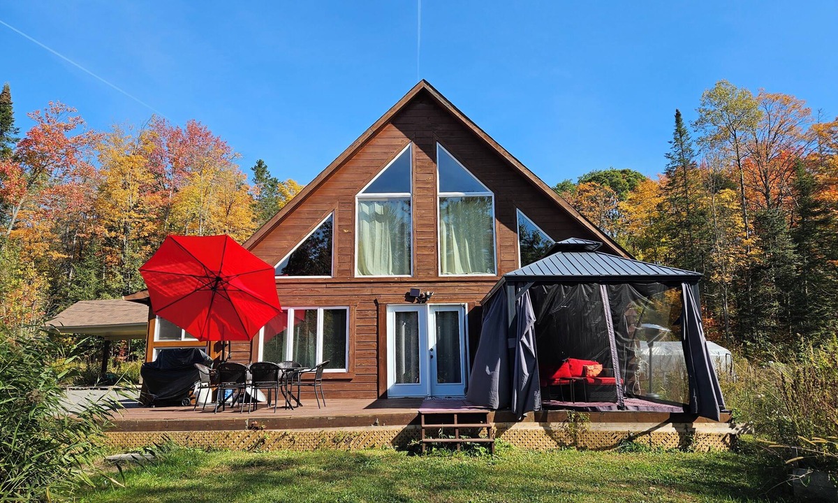 Val-des-Monts House | Nature lover’s retreat in the forest. Near hiking, skiing, swimming, etc