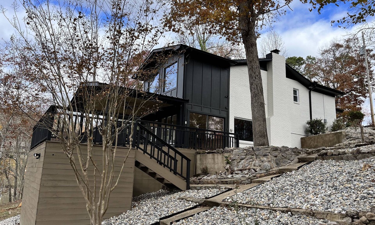 Mid America House | *New 3BR/2BA* ~ 200 ft Lake Frontage ~ Lakehaven