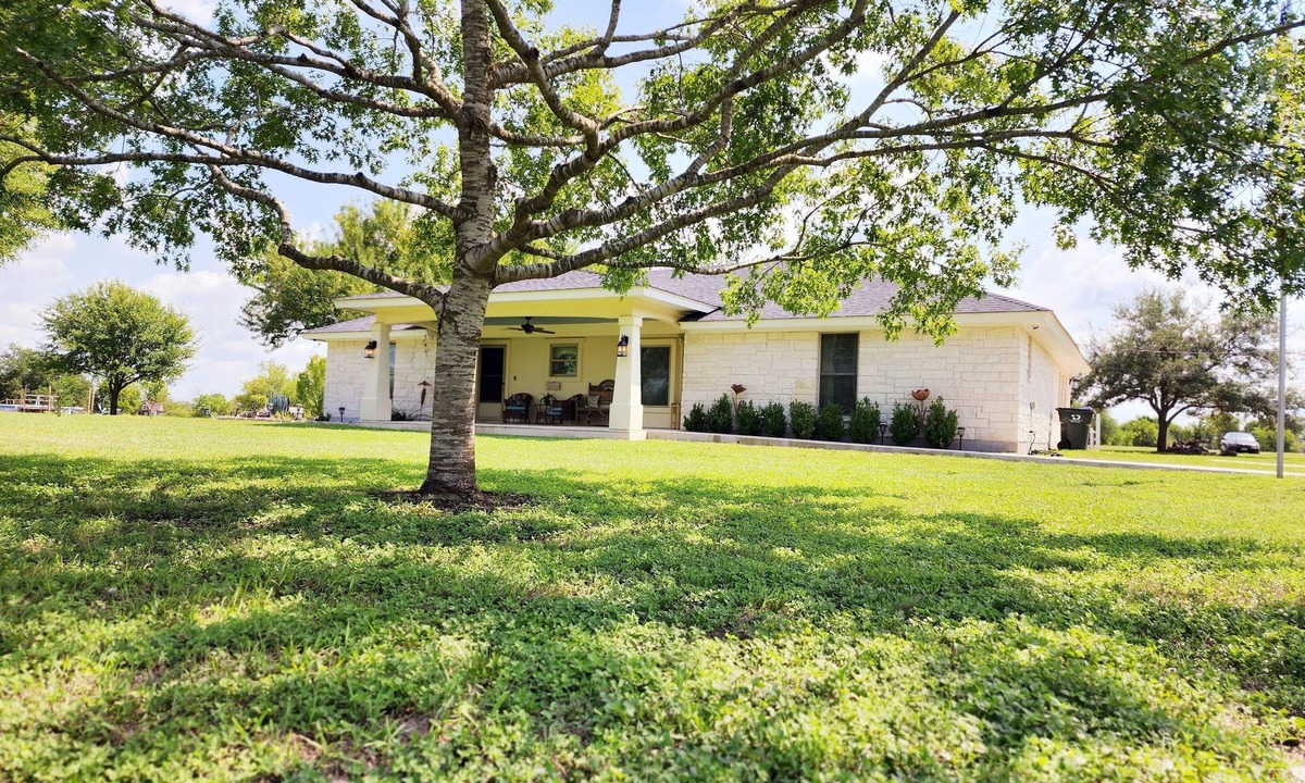 Creedmoor House | NEW 7 PERSON JACUZZI SPA AVAILABLE NOW ! Country setting - Space to run & play!