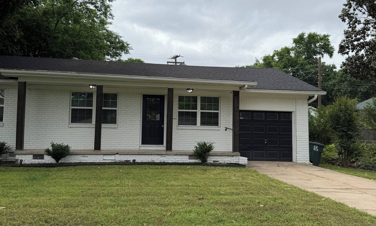 Little Rock House | New and clean 3BR 1.5 bath with king bed and 2 queens. 5 minutes from anything.