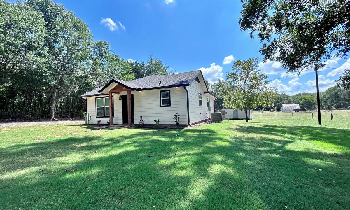 Jacksonville House | NEW! Fire pit AND golf! LUXURY COUNTRY RETREAT in heart of MAJESTIC ETX!