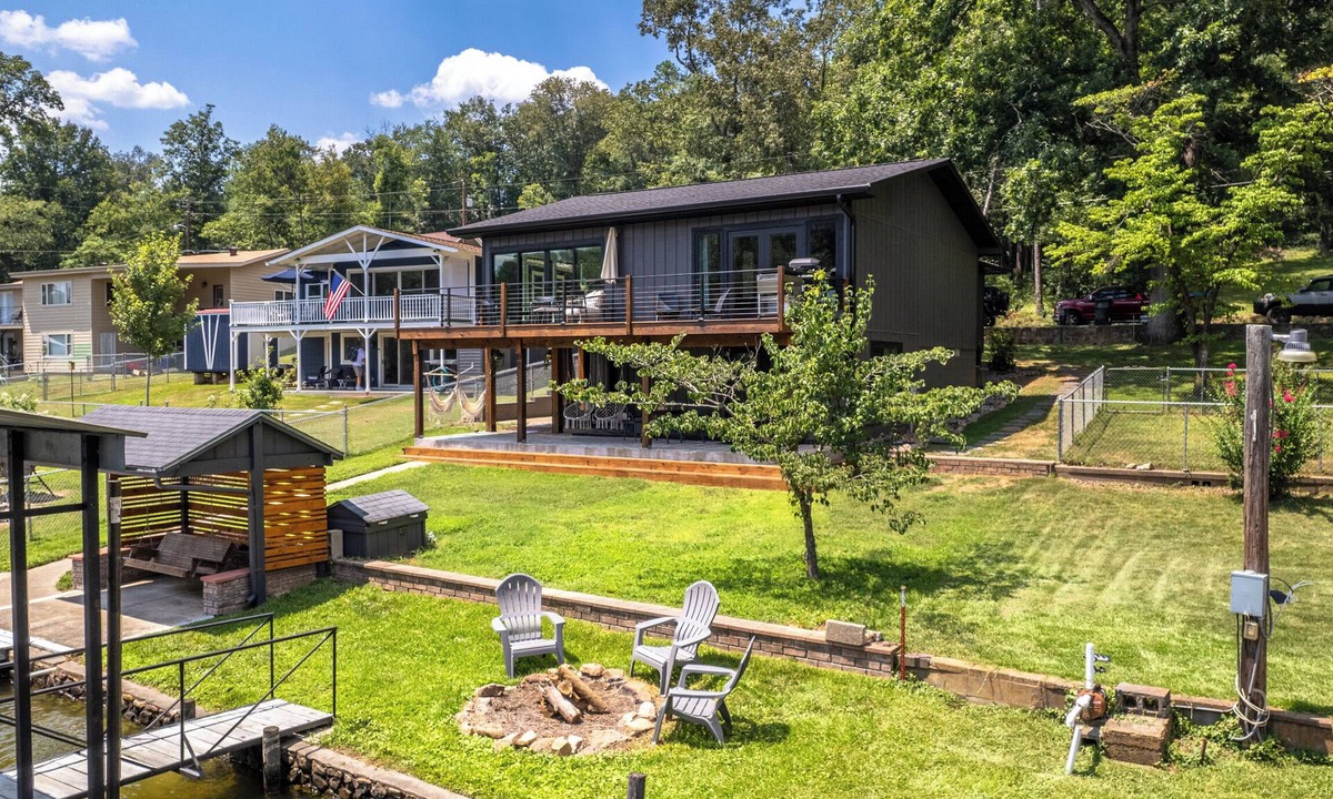 Piney House | NEW Obsidian Oasis - Lakefront Luxury - kayaks, paddle boards … fun in the sun!