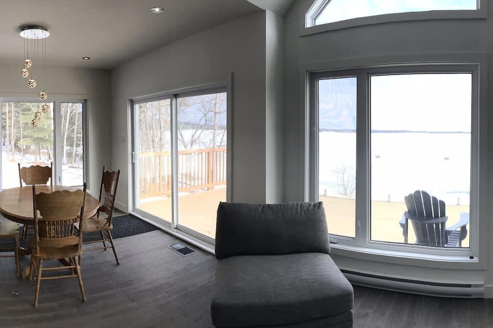 Mansfield-et-Pontefract Cottage | New Private Waterfront Home