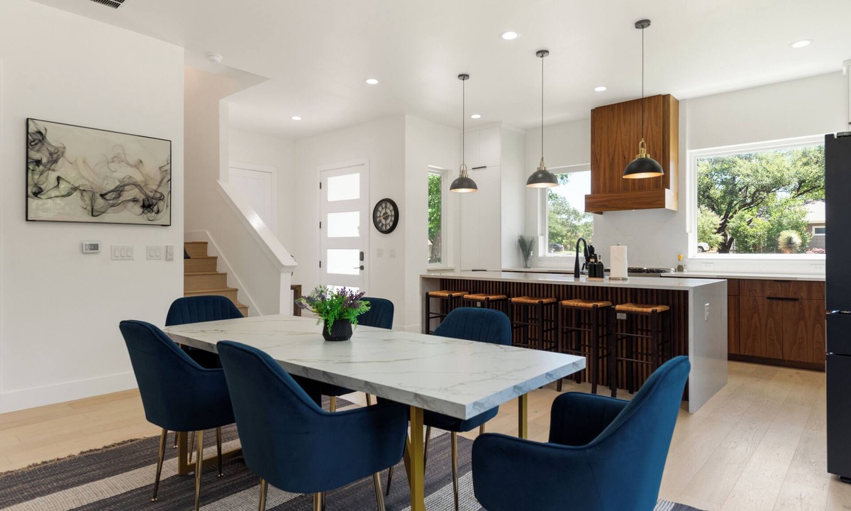Highland House | New! Spacious 4BR. EV Charge. Central to Domain, DowntownUT. Sleeps 6. Parking