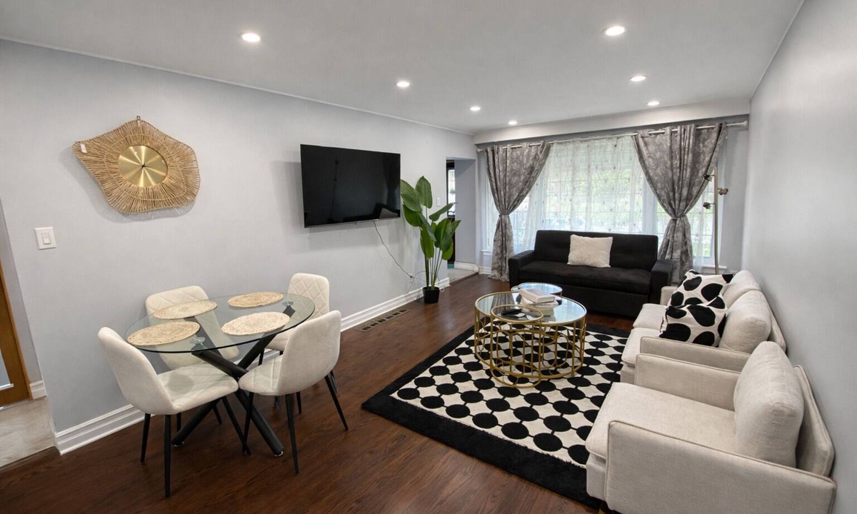 Jane and Finch Bed & Breakfast | Newly Reno’d 3BR Bungalow w/Backyard Volleyball Set—Near TTC & Rogers Stadium!