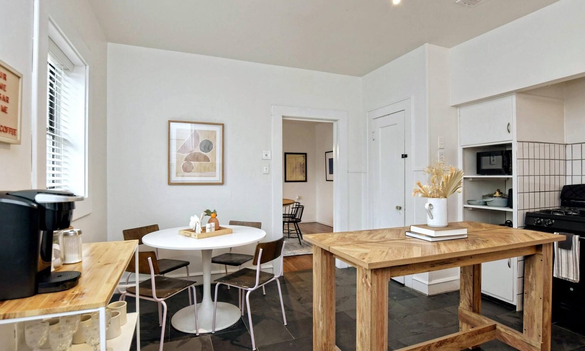Austin Ave. Apartment | Newly Updated Cozy 1927 Uptown Tudor 4 min to Magnolia
