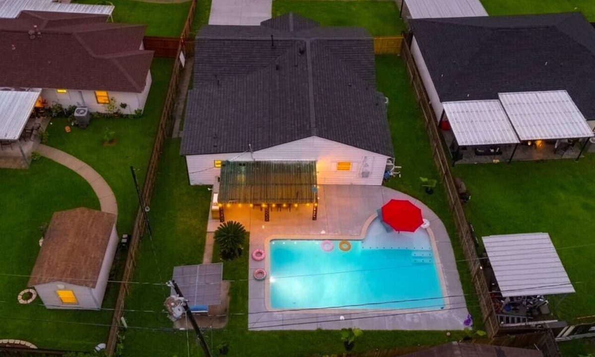 Northeast Houston House | Newly updated Home with Pool, Patio, BBQ! 5BR 3BA 10mi from Downtown Sleeps 15