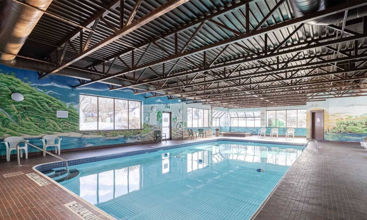 Silvertown Hotel | Niagara River Hotel with Pool- 4 Bedrooms Group