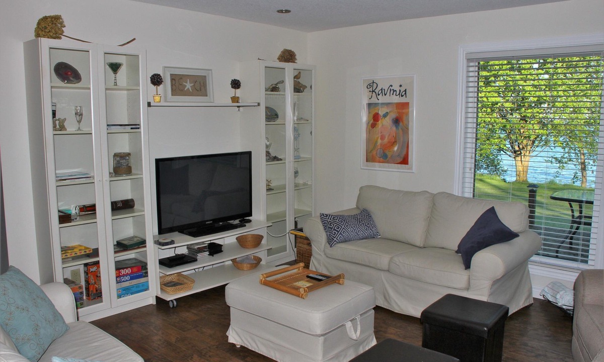 Romney House | NOW THAT'S COZY - Elegant 3 BR on private sandy beach waterfront on Lake Erie