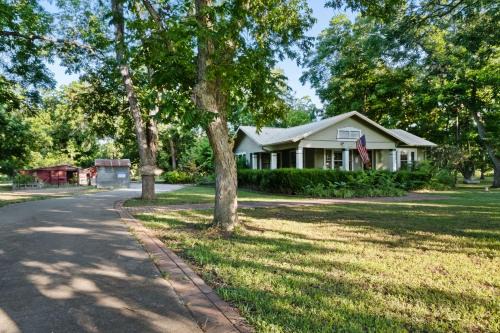 Prairie Lea House | Nut House Countryside Pecan Farm 14 ac San Marcos