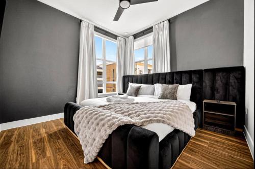 Dallas Apartment | Obsidian Opulence with Resort Pool, Laundry, Parking