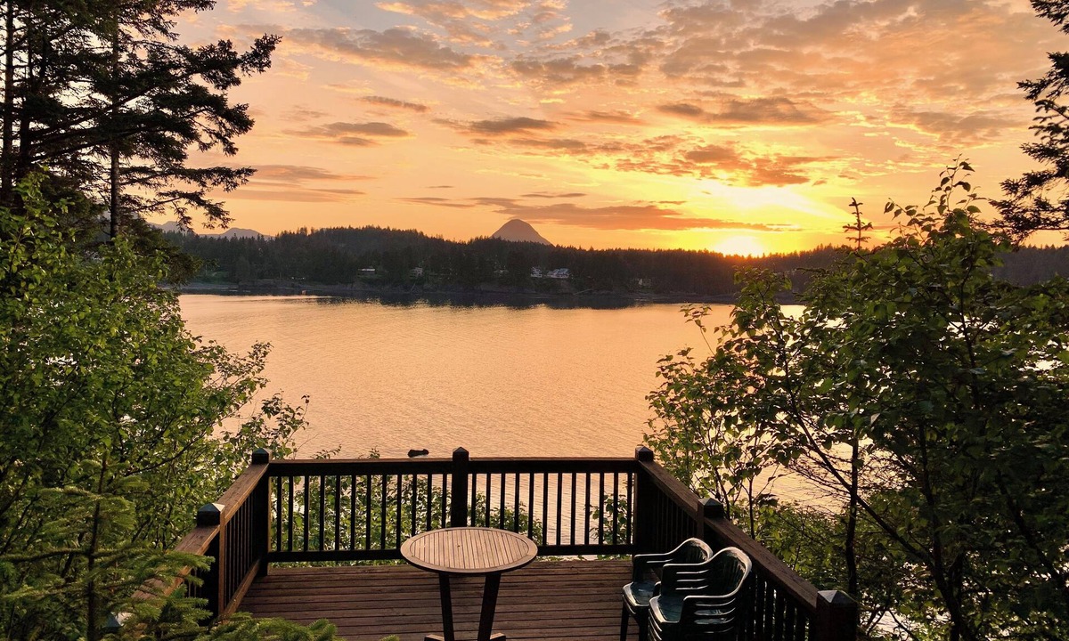 Kodiak House | Oceanfront Vacation Home with private beach access 1 Bedroom King Bed.
