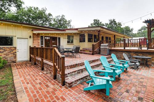 Dennis House | On-Site River Access: Fishing Retreat in Granbury!