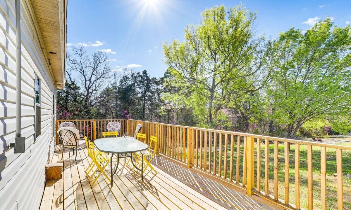 Henderson Cabin | Ozark Cabin w Deck Near Norfork Lake!