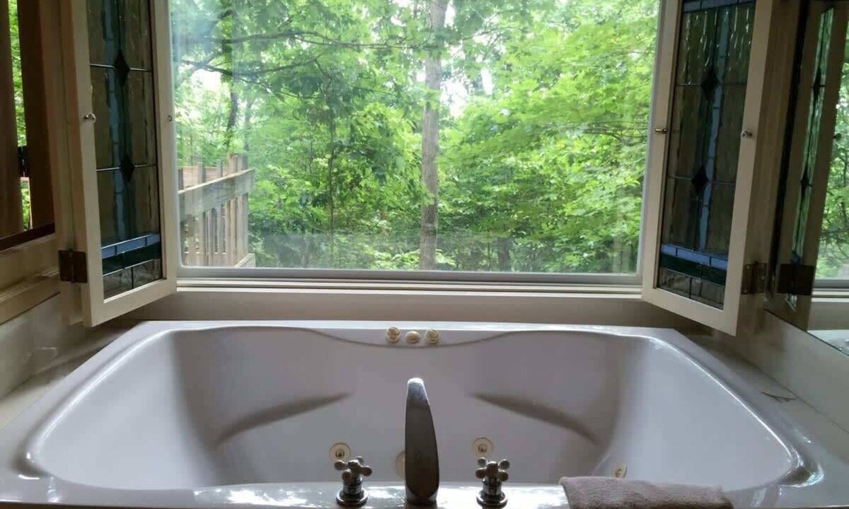 Eureka Springs Cabin | Ozark Spring Cabin 04 Firefly Glow, King, Spa Tub