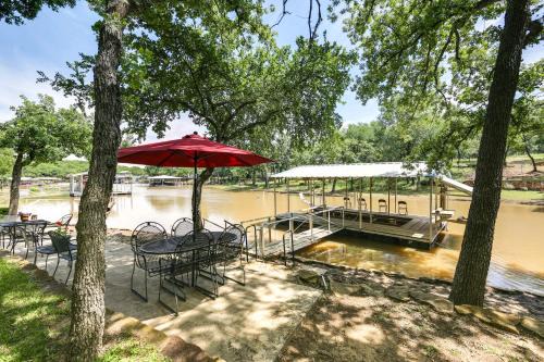 Chico House | Papas Lakefront Hideaway