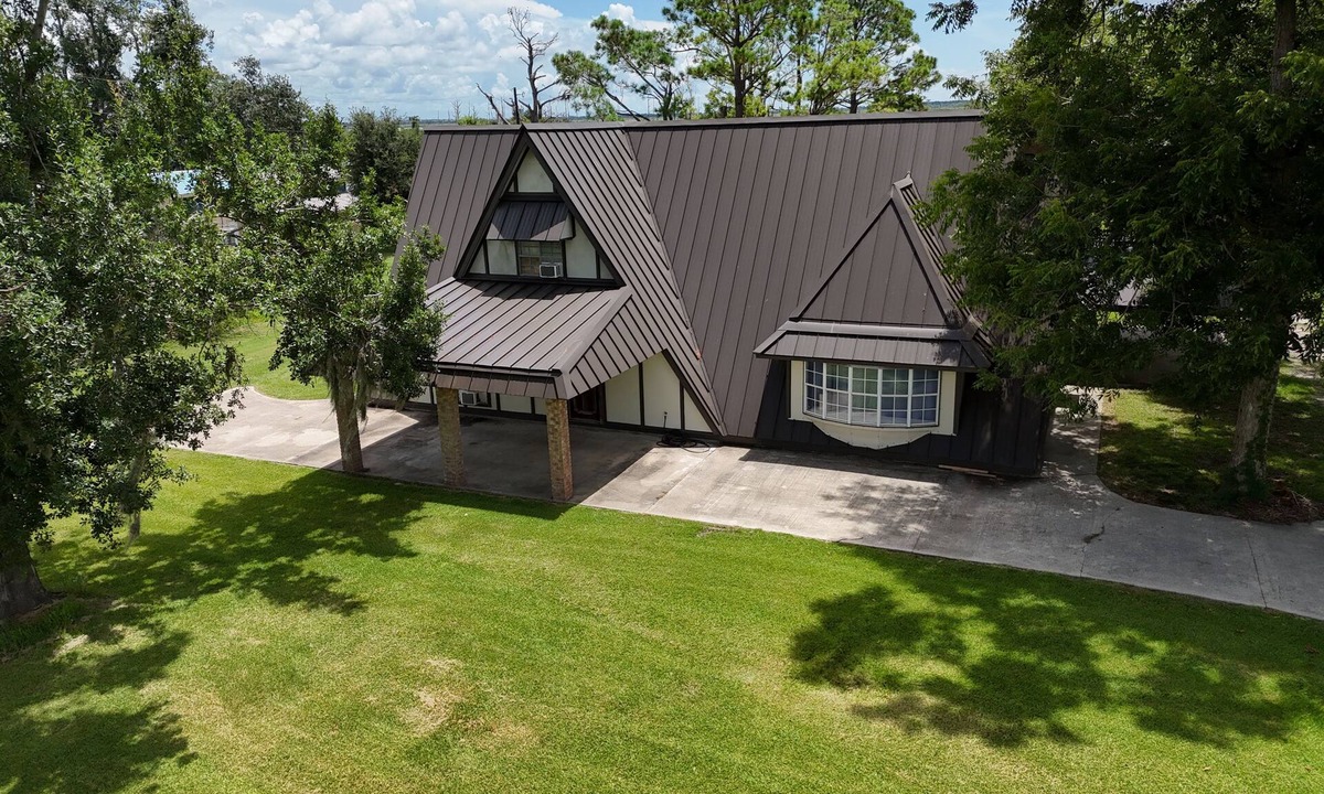 Theriot House | Paradise with Space Dularge DeLight Sleeps 8 Houma by Falgout Marina