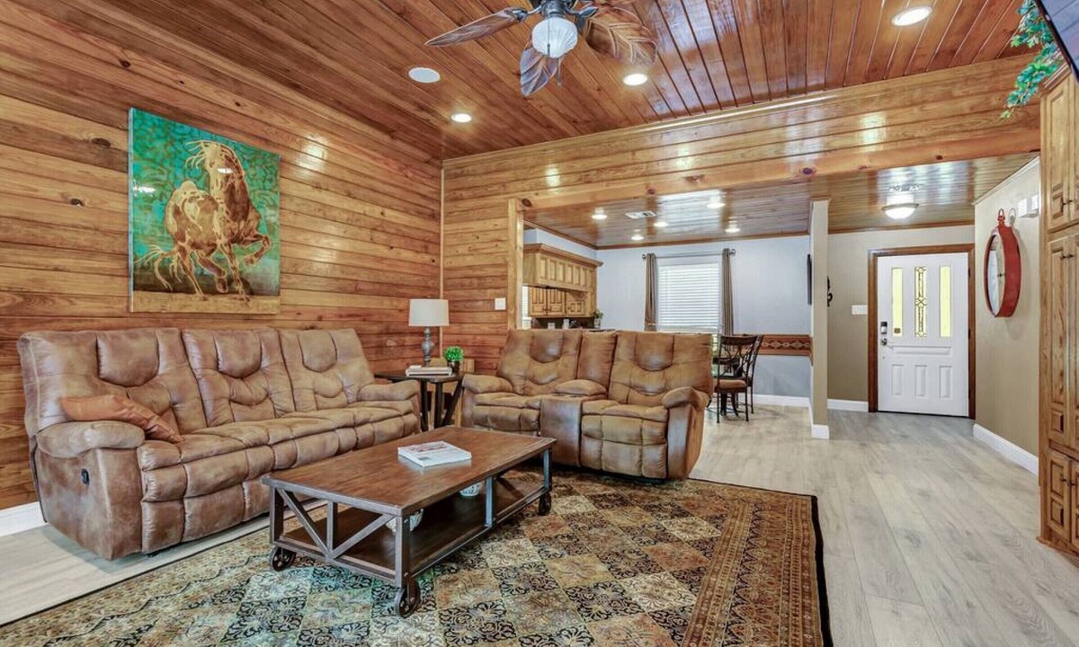Conroe House | Parkway Main House · Peaceful and Relaxing Oasis within the City