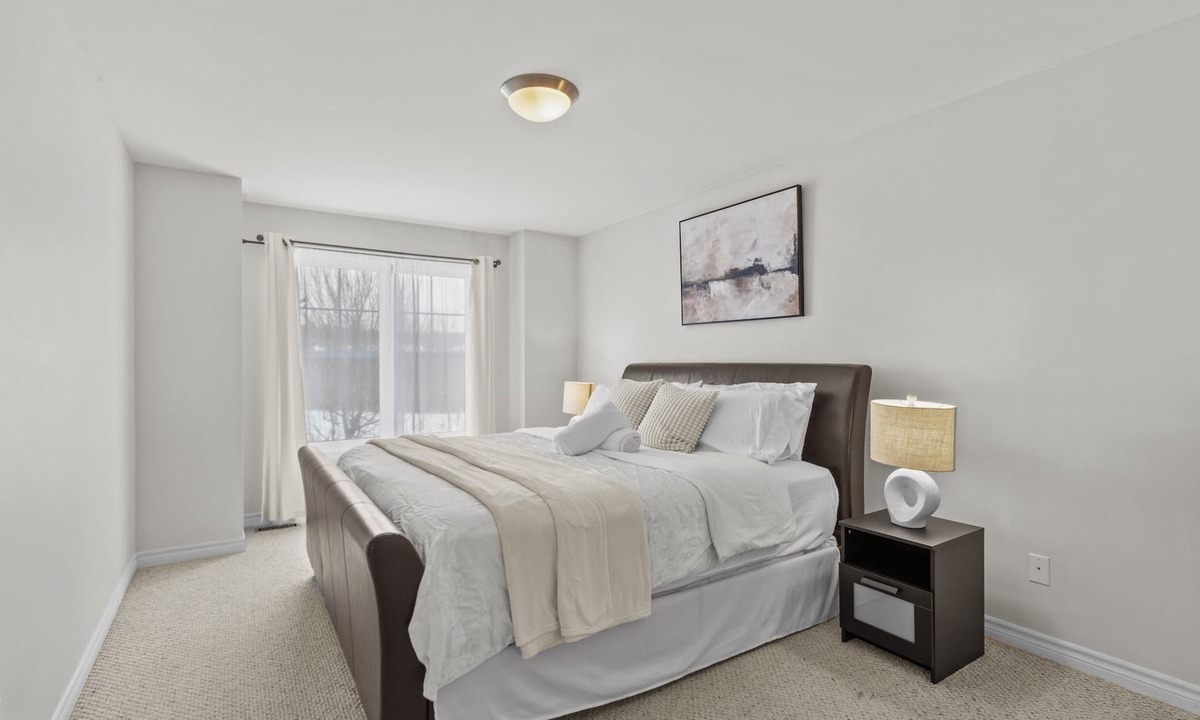 Plateau House | Peaceful and Spacious townhome with King Bed - 15 min from downtown Ottawa