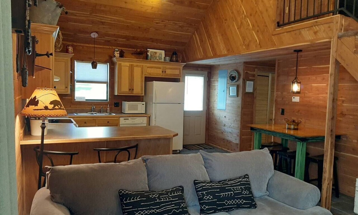 Mid America Cabin | Peaceful lakeside cedar cabin in charming Hot Springs
