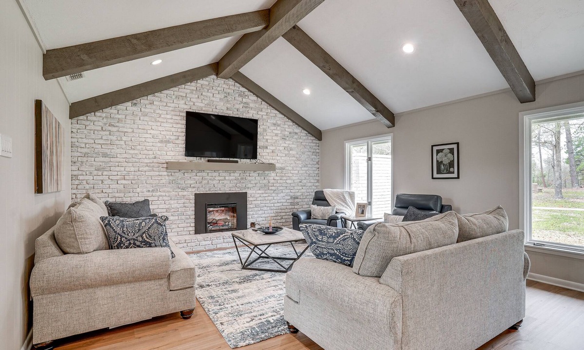 Judson House | Peaceful Longview Home w/Pond, 6 Mi to Downtown!