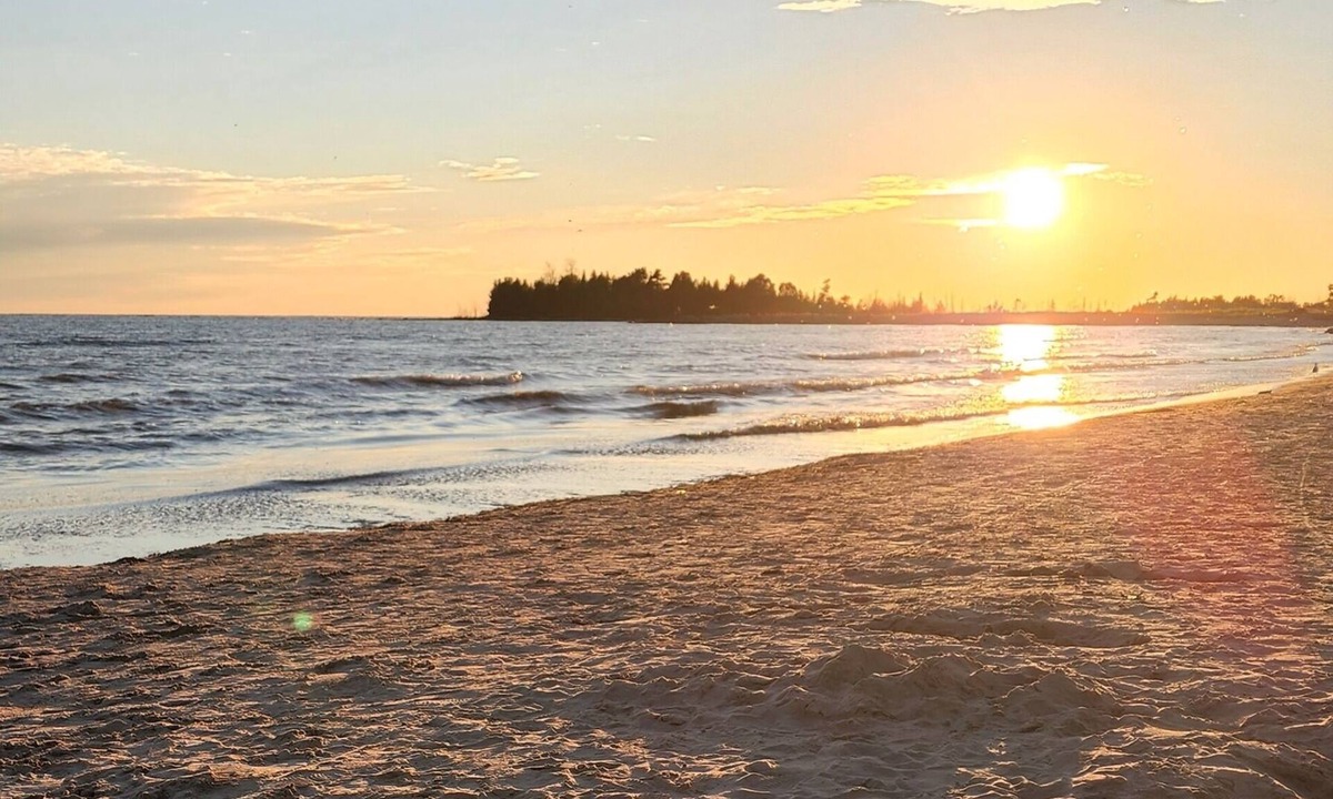 Sauble Beach Cottage | Peaceful, Relaxing Vacation starts . Close to the beach and downtown.