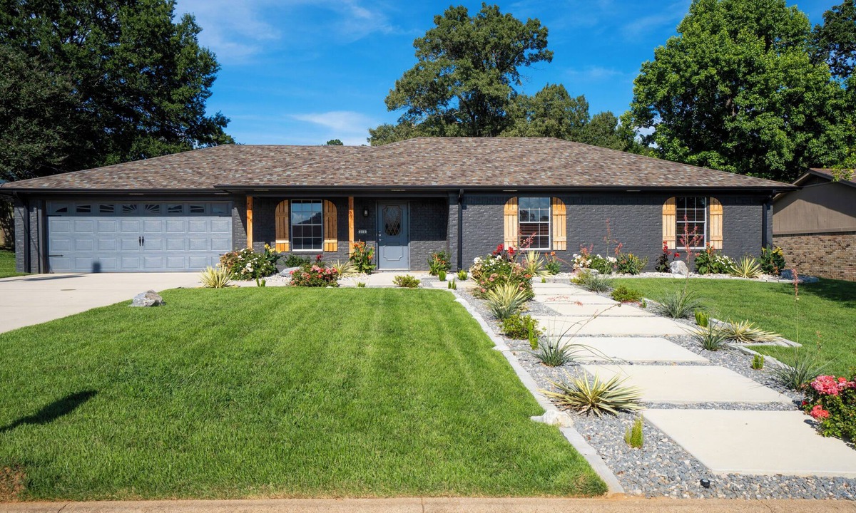 Longview House | Peaceful Small-Town Retreat with Everything Just Minutes Away