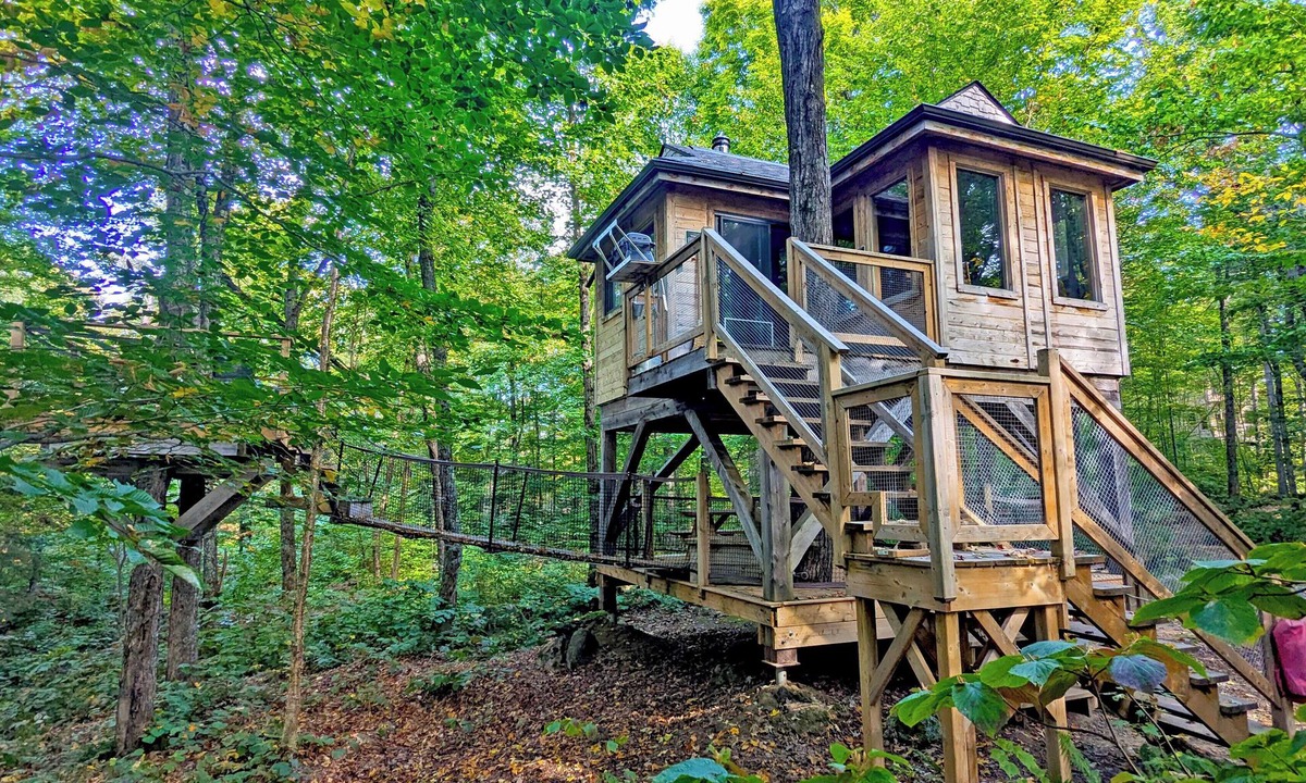 Saint-Faustin-Lac-Carre House | Perched treehouse built around a tree, bridge and deck | Lodging #12