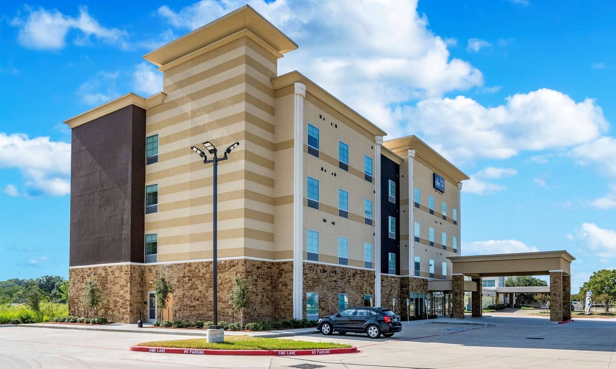 Katy Hotel | Perfect for Groups! 3 Relaxing Units with Free Parking and Free Breakfast!