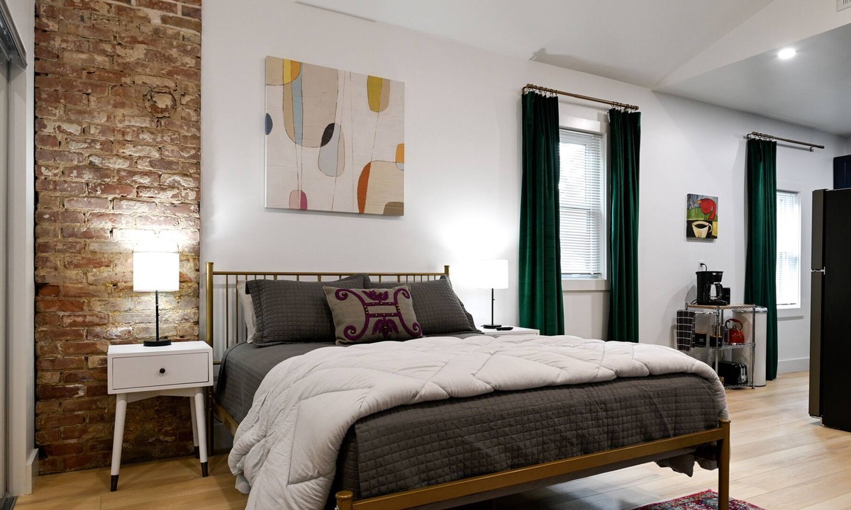 Dahlman Apartment | Perfect Studio Apartment W/Queen Bed, Kitchen, W/D