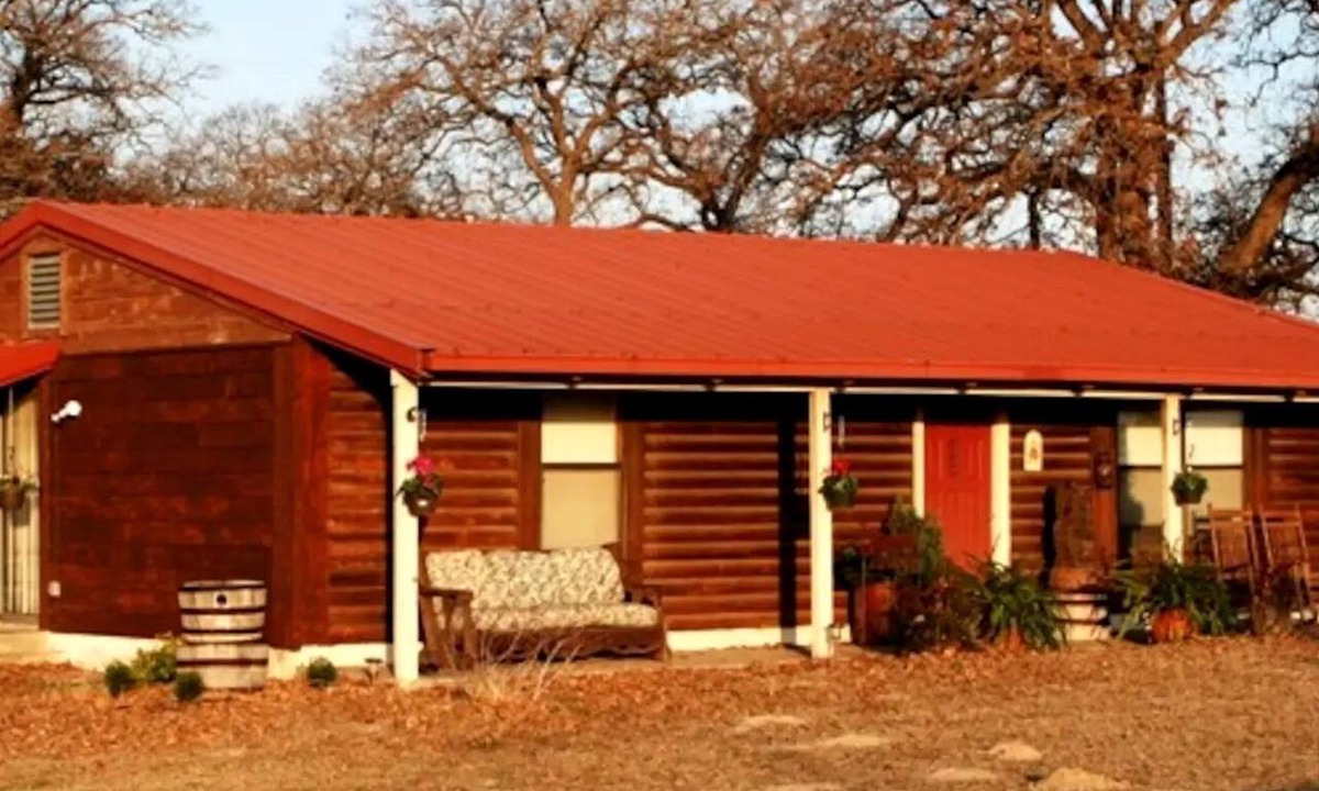 Paige Cabin | Pet-Friendly Accommodation on a Ranch in McDade, Texas