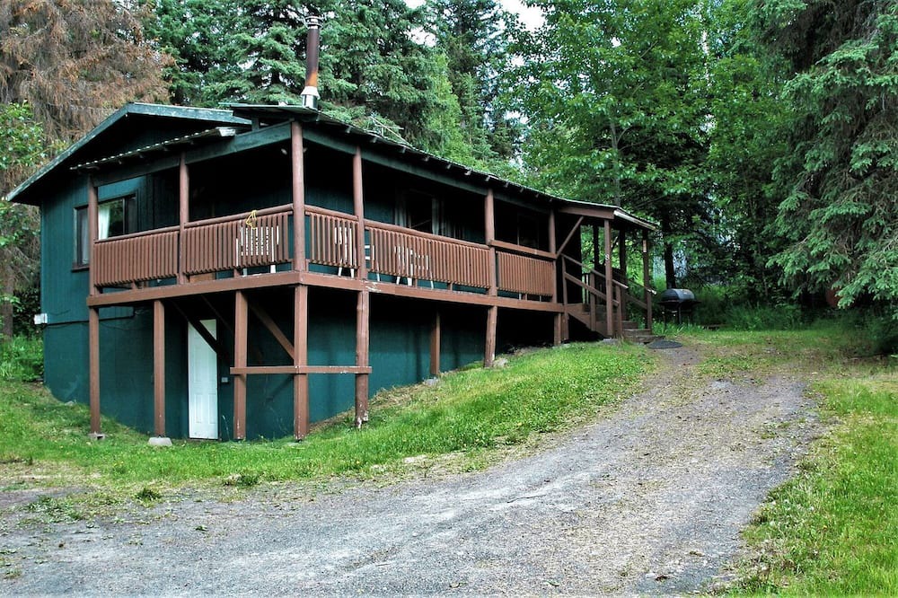 Cooper Landing Cabin | Pet-Friendly Cottage with a Wood-Burning Stove in Chugach National Forest, Alaska