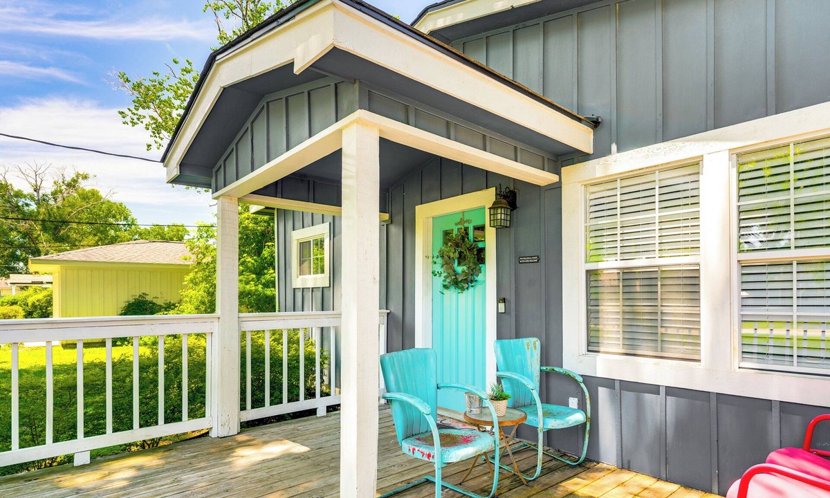Tomball Cottage | Pet-friendly Cottage, 3 Blocks to Main St!