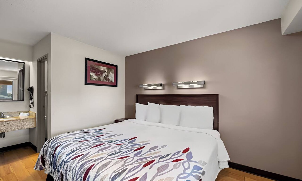 Las Colinas Hotel | Pet-Friendly Hotel | Free Airport Shuttle | Near Six Flags & Stadiums