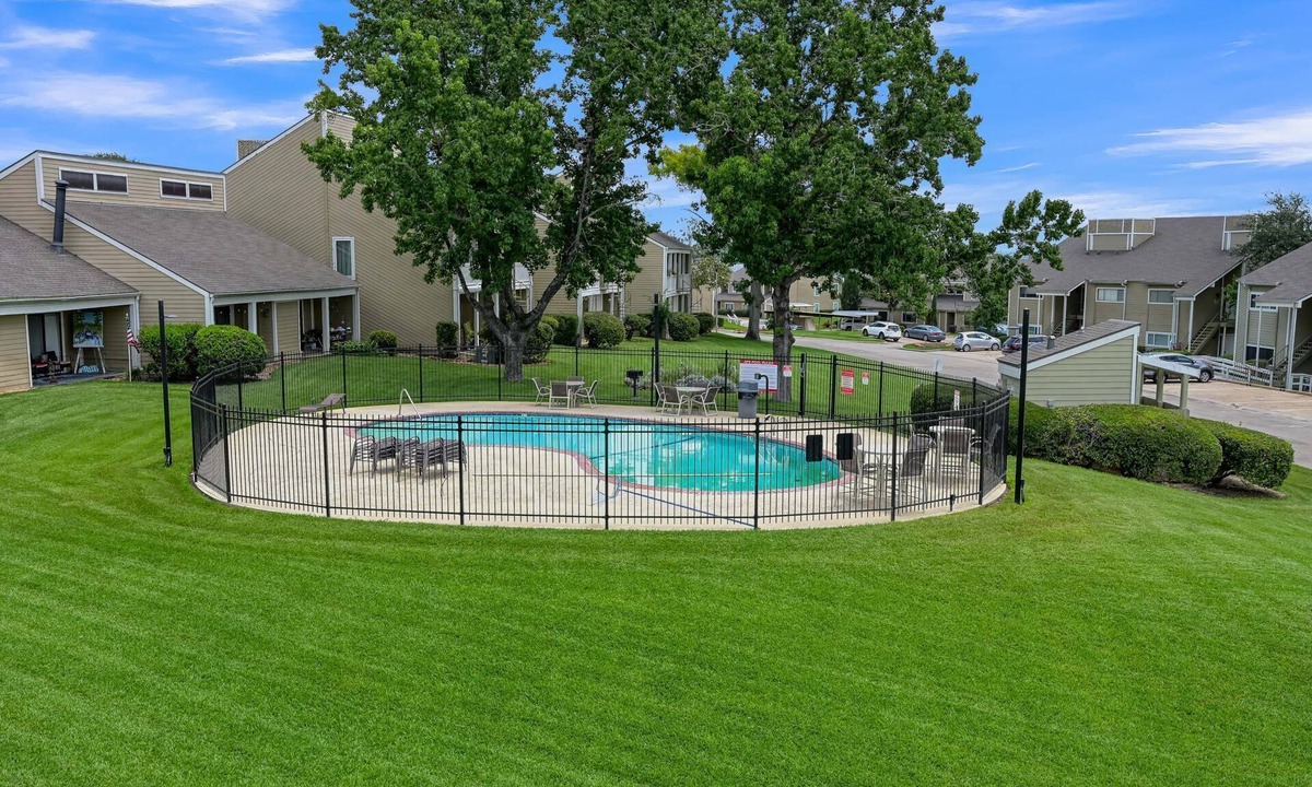 April Sound Condo | Pet-Friendly | Lake Conroe Condo | King Bed | Pool Steps Away | Loft Work Space