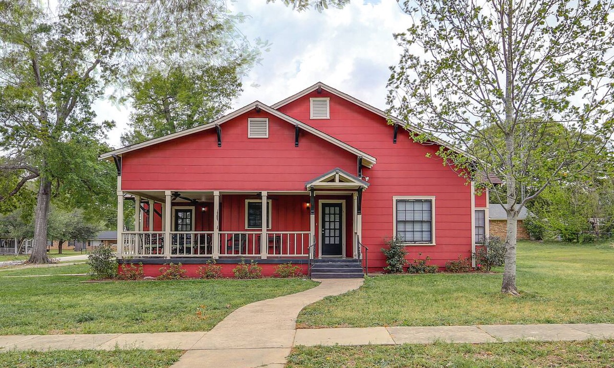 Frankston House | Pets Welcome! Comfortable and Spacious! Sleeps 6