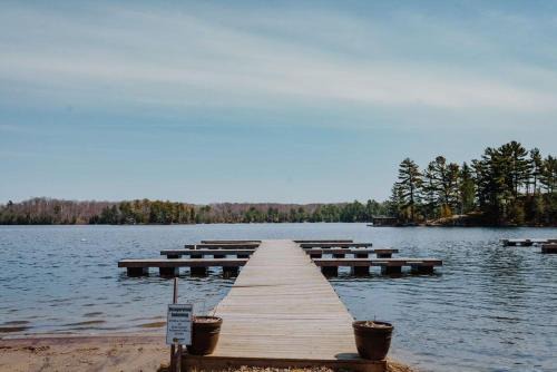 Seguin House | Pines Lakefront Cottage at Horseshoe Lake