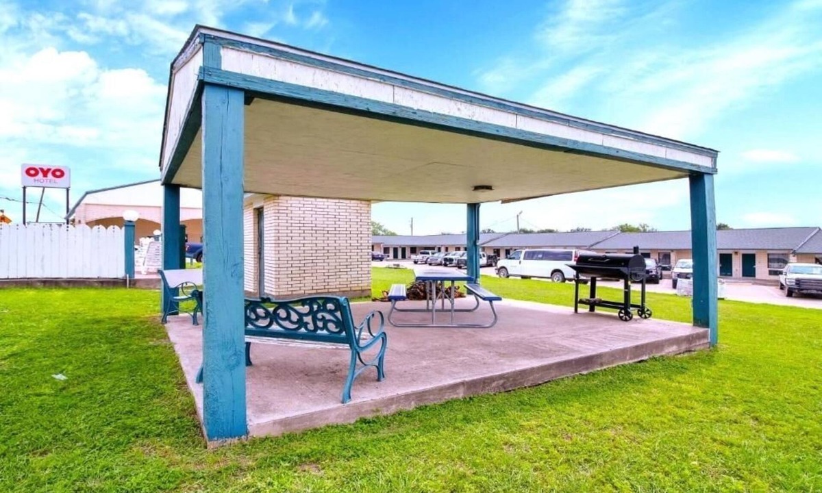 Oakville Hotel | Pleasant Room Close to Sowells BBQ – Pets Welcome, Parking & Pool Included