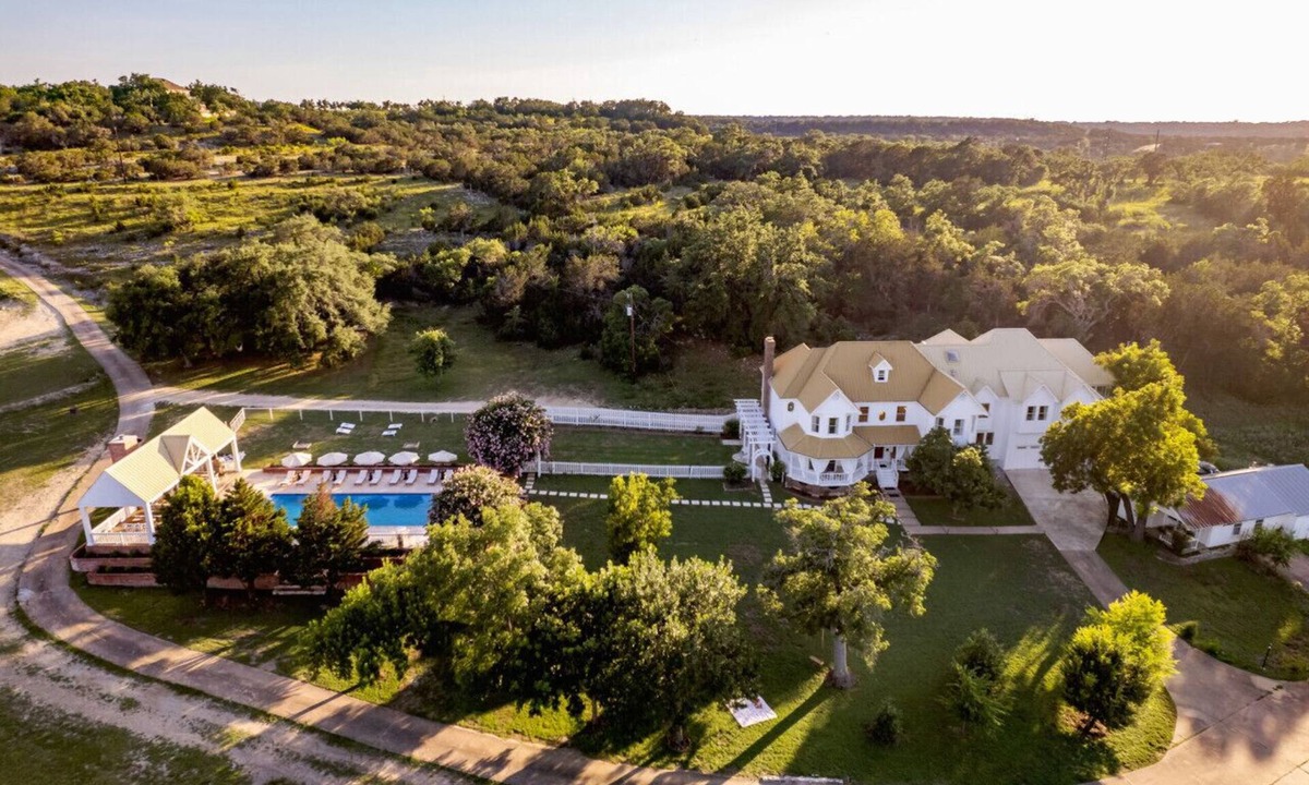 Dripping Springs House | Pool, Pickleball, Indoor/Outdoor Games, Sleeps 30+